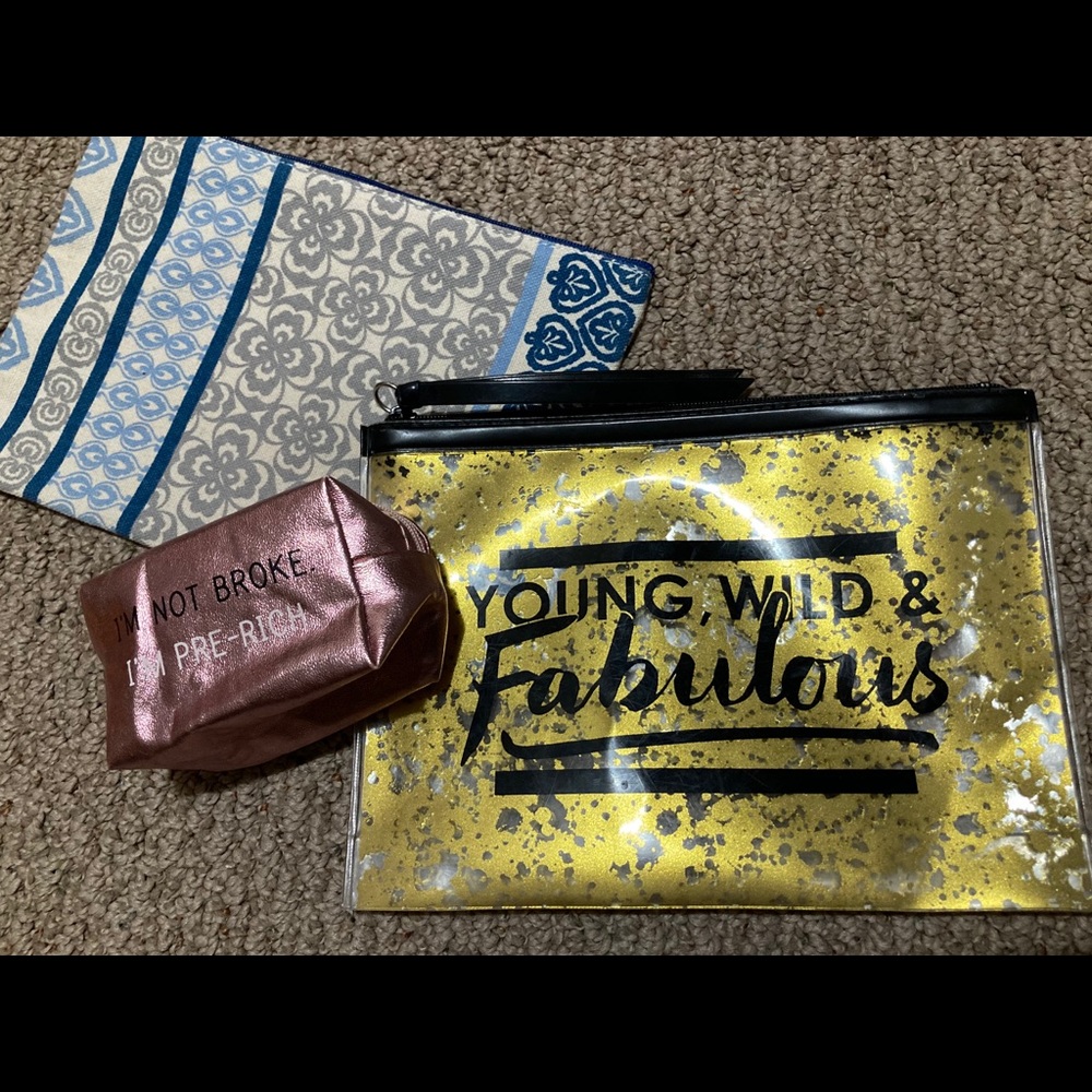 MAKEUP / TRAVEL BAGS